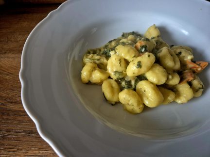 DOBROTY: Rychlé noky se špenátem a červenou cibulí