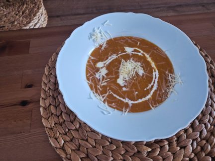 DOBROTY: Polévka z červené čočky s parmazánem