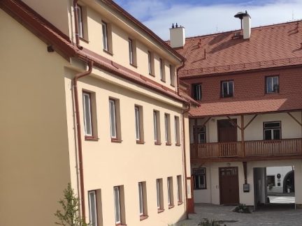 Husinec otevřel nový dům s pečovatelskou službou. Seniorům nabídne bezbariérové bydlení