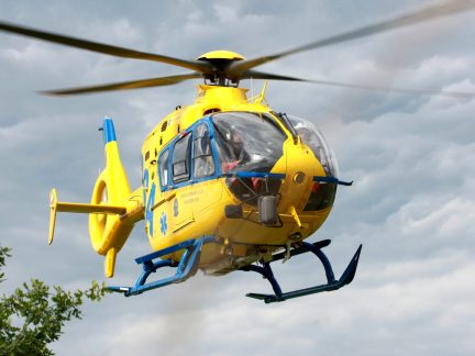 Při nehodě vyletělo auto z dálnice D4. Zranili se dva lidé