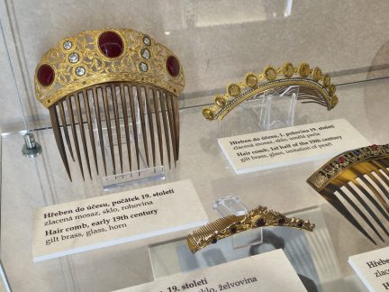 Doplňky krásy a elegance. Jihočeské muzeum vystavuje šperky našich předků