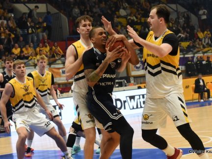 VIDEO: Sršni vstoupili do předkola play off důležitou výhrou