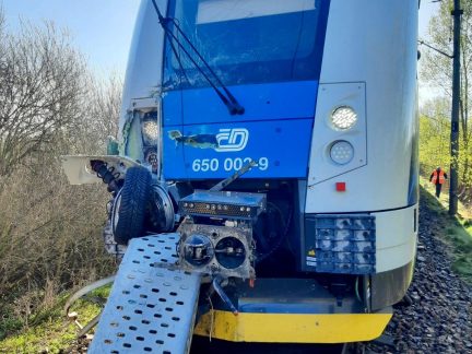 U Skal se střetl vlak s autem. Doprava na železnici stojí