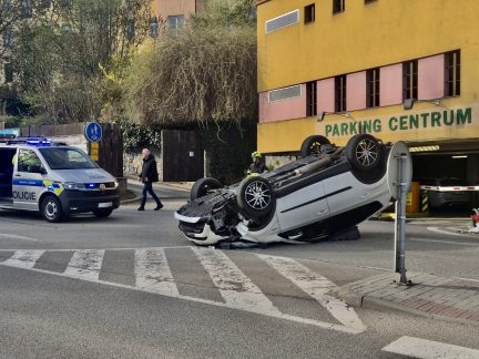 Na jordánské hrázi obrátila auto na střechu řidička, na průběh nehody si nepamatuje