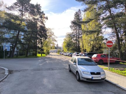 Při demolici a stavbě nové ZUŠ čeká řidiče v Milevsku zákaz parkování i obousměrka
