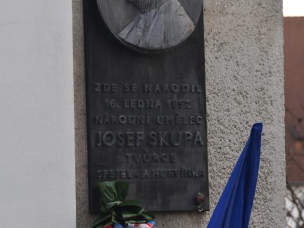 Strakonice obnoví pamětní desku Josefa Skupy, připomenou si významného rodáka