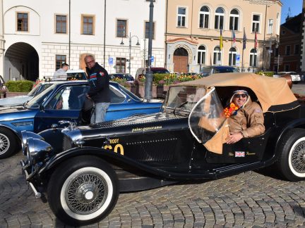 VIDEO: Veterány vyrazily O 106 z Tábora směrem na Šumavu