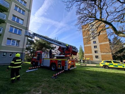 Hasiči se záchranáři transportovali pacienta z bytu v paneláku pomocí speciální plošiny