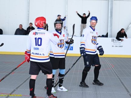 VIDEO: Plánští hokejbalisté porazili vítěze základní části! Cenný skalp bránili do posledních sekund