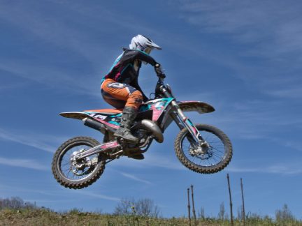 Motokros v Netolicích přilákal tisíce fanoušků. Devětasedmdesátiletý závodník oslavil narozeniny na trati