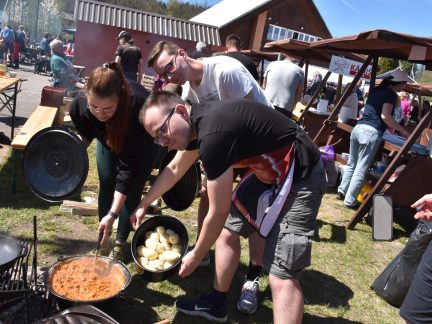 Na plánském Guláš festu se snědlo 1200 ochutnávkových porcí. Vyhrály hovězí guláš z Brandlína a koňský od Taxis teamu