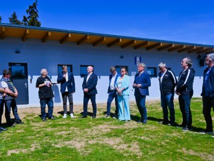 Lepší podmínky pro sport: Drahonice mají nové kabiny i tribunu