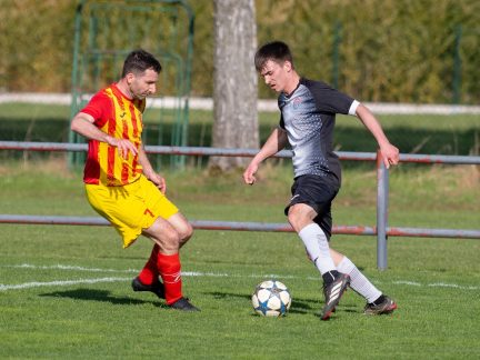 Fotbal: Kaplické béčko rozjelo kanonádu, Chvalšiny vzdorovaly jen do konce poločasu