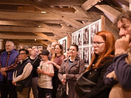 Fotografové od Vlachova Březí zahájili devátý ročník výstavy v historickém pivovaru