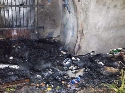 V Táboře hořelo v podzemní chodbě, kde často bivakují bezdomovci. Přišli o matrace