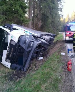 Nehoda uzavřela silnici u Volar. Z nákladního auta vytekla močovina