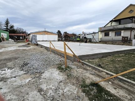 Jarošov poslal k zemi starý obecní úřad, místo něj staví nové byty