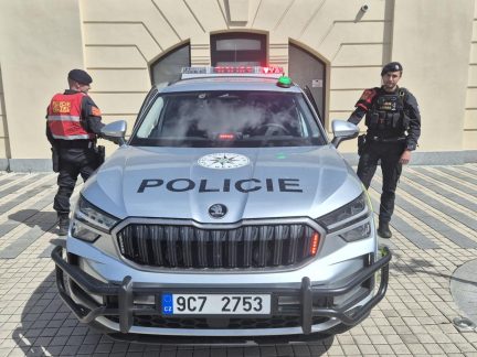 Budějovičtí policisté z oddělení hlídkové služby mají nová nadupaná auta