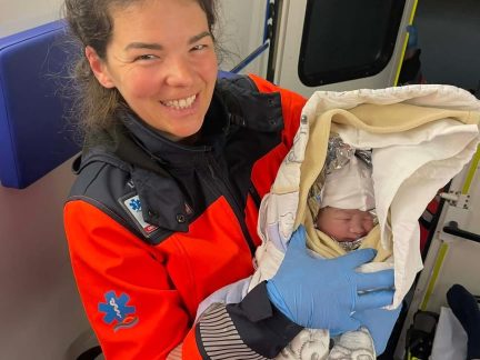 Holčička spěchala na svět. Narodila se v sanitce cestou do budějovické nemocnice