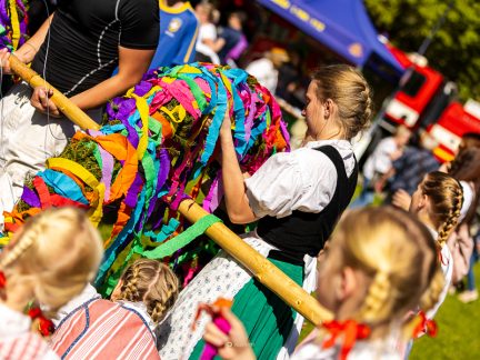 Kouzelný Krumlov láká na májový jarmark i večer s lampiony