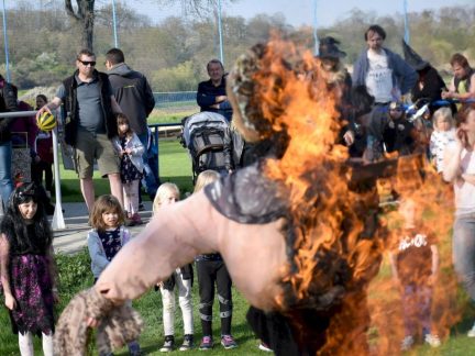Pozor při pálení čarodějnic. Jihočeští hasiči zaznamenali v dubnu dvakrát více požárů než loni