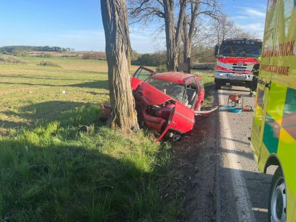 Řidičce u Radomyšle vletěl do auta igelitový pytel, narazila s autem do stromu