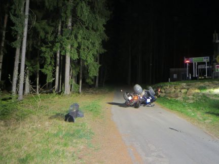 Drama na Krumlovsku: Čtyřkolka zavalila na lesní cestě řidiče, pomoc mu volal svědek
