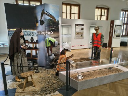 Bronzové kruhy z Písecka patří k pravým jihočeským nálezům. Nová výstava představuje archeologické nálezy z trasy D4