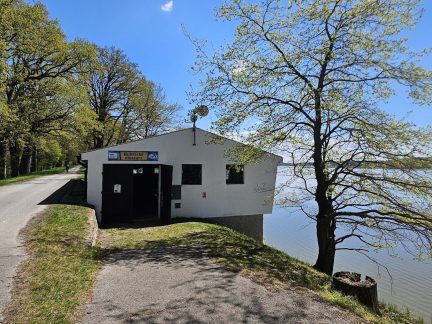 Na hrázi rybníku Rožmberk se otevřelo rybářské muzeum. Návštěvníky provází praktik a velký srdcař
