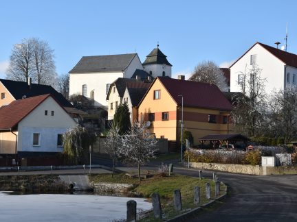 V Chyškách se chystá revoluční dopravní změna. Do Prahy a Tábora má obec u Milevska získat několik spojů denně