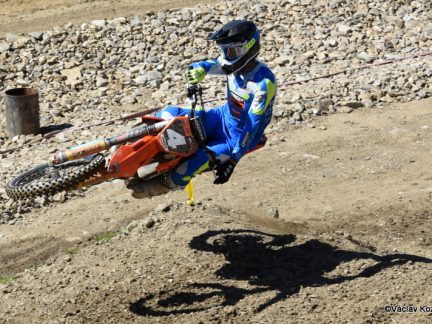 VIDEO: Druhý závod motokrosového MČR pořádal MS Kluky v Jiníně. Přijela i nová česká hvězda Julius Mikula