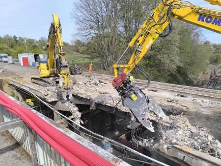 VIDEO: Silniční most přes železnici se poroučel. V Milevsku sloužil 73 let