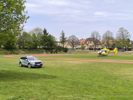 Policisté se záchranáři zasahují v 1. základní škole v Milevsku. Na hřišti přistál vrtulník