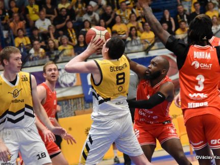 VIDEO: Drastická marodka víc než čtvrtfinále Sršňům zřejmě nedovolí