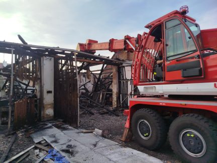 Požár stodoly v Haklových Dvorech narušil statiku. Hasiči nasadili speciální techniku