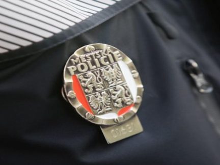 Muž posilněný alkoholem a čokoládou nadával strážníkům, pak chtěl ničit služebnu policie