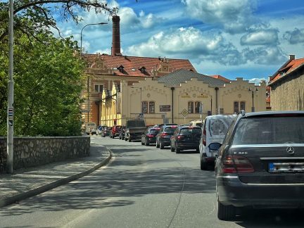 Semafora a kolony na Parkánech v Táboře. Oprava omezí dopravu až do července