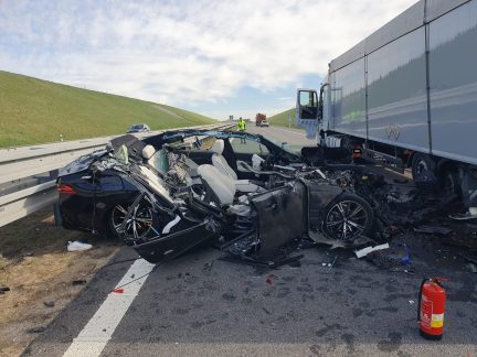 Video z vážné nehody na dálnici D3. Řidič osobního auta narazil do stojící kolony kamionů