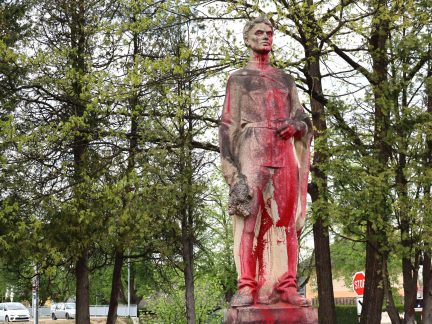 Suchdol se zbavil poničeného pomníku. Rudoarmějec zamíří do Prahy