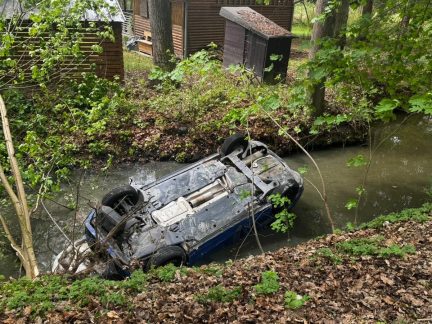 Při nehodě na Prachaticku skončilo auto na střeše v potoce. Zranil se řidič, žena i dítě