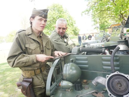 Ve Štěkni a Čejeticích zastavil historický vojenský konvoj
