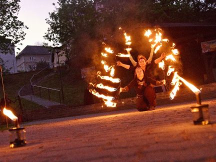 Dvacet let Artega. Vimperský spolek došel od gotického šermu až k velkým ohnivým a světelným show
