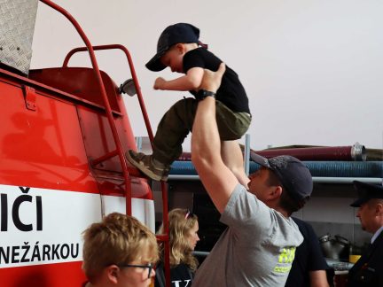 Nová zbrojnice jako dárek. Hasičské rodiny jsou duší Jarošova nad Nežárkou