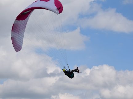VIDEO: Na bývalém letišti Všechov u Tábora začaly tréninky paraglidingu