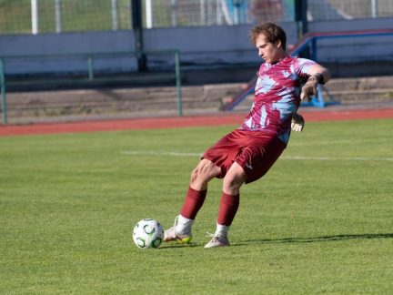 Fotbal: Devět hráčů s mladšími dorostenci. Krumlovské béčko v oslabení zdolalo Novou Ves