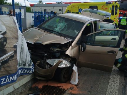 Při nehodě v Písku se zranili dva lidé. Řidiče vyprošťovali z auta hasiči