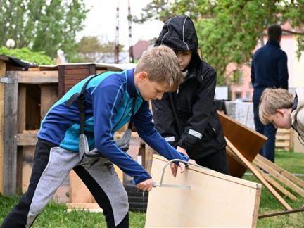 Sídliště jako dobrodružné hřiště: Portyč ožila pod rukama patnácti set malých stavitelů