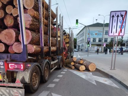 Řidič kamionu nedobrzdil v Budějovicích na semaforech. Na silnici se sesunuly klády
