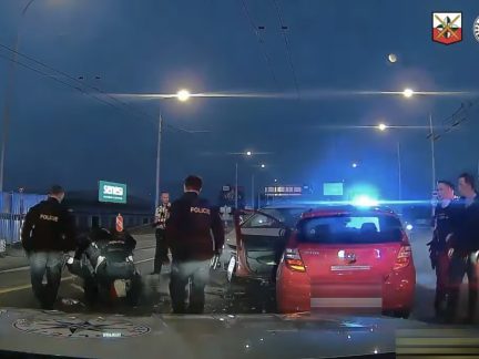 VIDEO: Řidič s 2,6 promile ujížděl policistům ulicemi Budějovic. Zastavila ho až nehoda