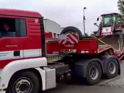 Druhý den zasahují hasiči u požáru haly ve Vojníkově. Na pomoc přijela technika z Jihlavy
